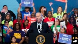 El presidente de Estados Unidos, Joe Biden, habló durante su primer acto político por la reelección a un segundo mandanto este sábado en el Centro de Convenciones en Philadelphia. (AP Photo / Joe Lamberti)