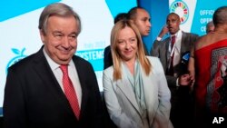 El secretario general de la ONU, Antonio Guterres, y la primera ministra italiana, Giorgia Meloni, llegan a la sesión inaugural de una cumbre de tres días de la FAO en Roma, el lunes 24 de julio de 2023. (Foto AP/Andrew Medichini)