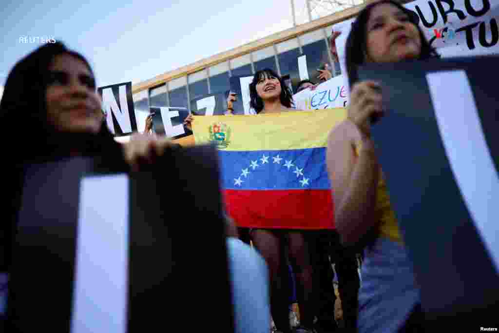 Ciudadanos venezolanos en Brasilia, Brasil, participan en una protesta.&nbsp;