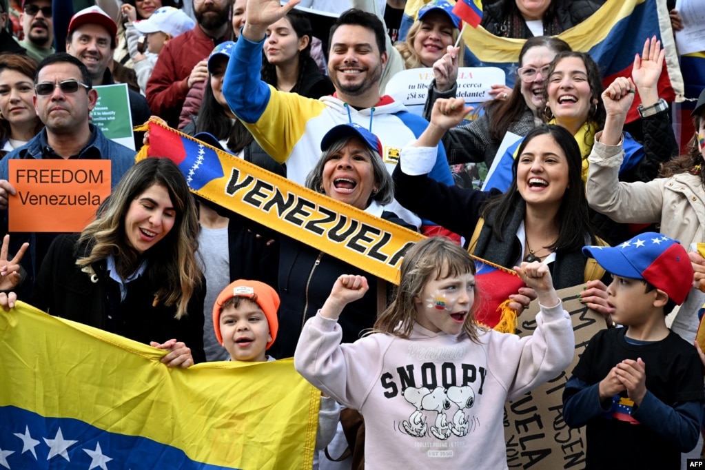  Miembros de la comunidad venezolana protestan contra los recientes resultados electorales en Venezuela durante una manifestación en Melbourne el 17 de agosto de 2024. Se espera que los venezolanos protesten en más de 300 ciudades en todo el mundo este día.   