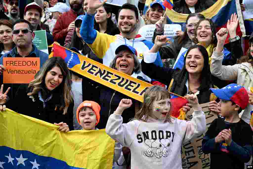  Miembros de la comunidad venezolana protestan contra los recientes resultados electorales en Venezuela durante una manifestación en Melbourne el 17 de agosto de 2024. Se espera que los venezolanos protesten en más de 300 ciudades en todo el mundo este día. &nbsp; 