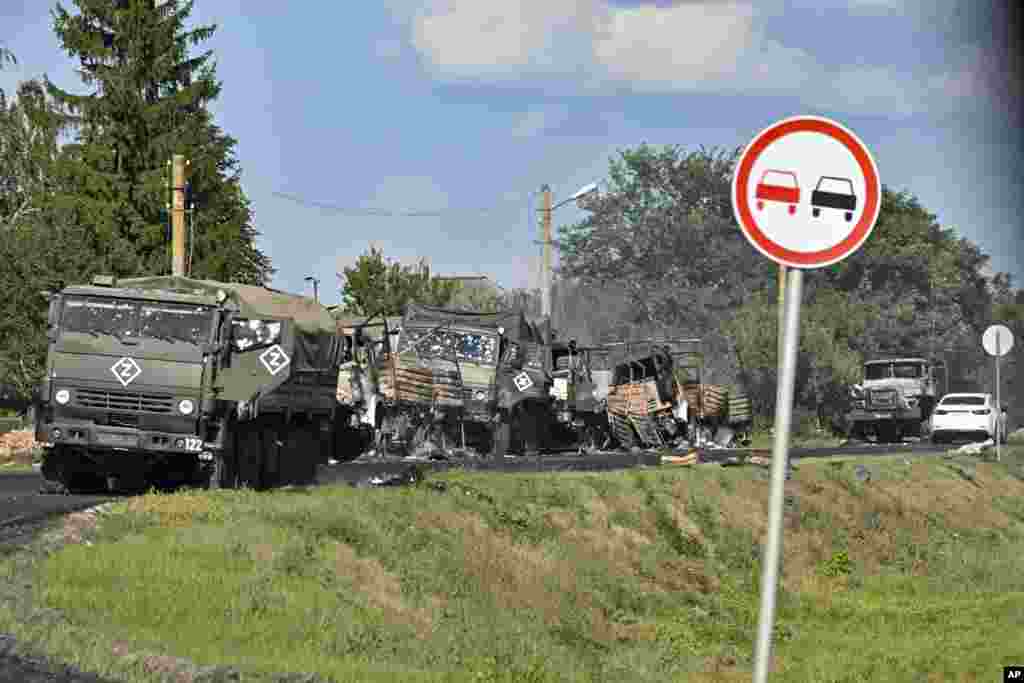 Vista de una columna de camiones del ejército ruso dañados por los bombardeos ucranianos en la región de Kursk, Rusia, el 9 de agosto de 2024. (Anatoliy Zhdanov/Kommersant Publishing House vía AP)