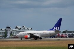 Pesawat evakuasi medis milik Scandinavian Airlines, yang diyakini membawa Raja Norwegia Harald V, terlihat parkir di Bandara Internasional Langkawi di resor Pulau Langkawi, Malaysia, 3 Maret 2024. (Foto: Vincent Thian)