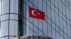 Bendera Turki berkibar di atas Gedung Turki, yang menampung Konsulat Jenderal Turki dan Misi Tetap Turki untuk PBB, di New York, 17 November 2023. (Foto: AP)