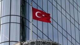 Bendera Turki berkibar di atas Gedung Turki, yang menampung Konsulat Jenderal Turki dan Misi Tetap Turki untuk PBB, di New York, 17 November 2023. (Foto: AP)