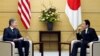 Perdana Menteri Jepang Fumio Kishida (kanan) dan Menteri Luar Negeri AS Antony Blinken bertemu di kediaman resmi perdana menteri Jepang di Tokyo, Selasa, 7 November 2023. (Eugene Hoshiko/Pool via REUTERS).