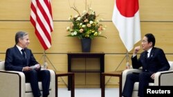 Perdana Menteri Jepang Fumio Kishida (kanan) dan Menteri Luar Negeri AS Antony Blinken bertemu di kediaman resmi perdana menteri Jepang di Tokyo, Selasa, 7 November 2023. (Eugene Hoshiko/Pool via REUTERS).