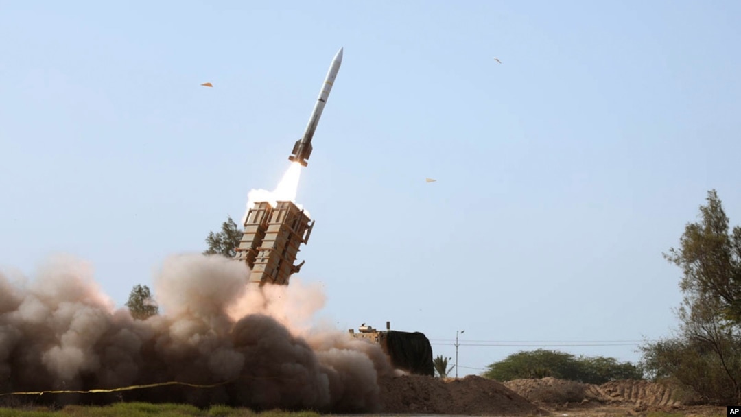 Sebuah rudal diluncurkan selama latihan di Iran selatan, dalam foto ini dirilis oleh situs web tentara Iran pada 19 Januari 2024. Sumber intelijen Eropa mengatakan Rusia sedang dilatih di Iran untuk menggunakan sistem rudal balistik jarak dekat. (Foto: Iranian Army via AP)