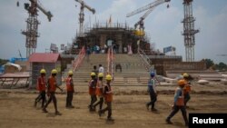 ভারতের অযোধ্যায় নির্মাণাধীন হিন্দু রাম মন্দির নির্মাণের কাজে এতদিন যুক্ত ছিলেন ৫৫০ কর্মী। হঠাৎ করেই কর্মী সংখ্যা বৃদ্ধি করে ১৬০০ করা হয়েছে। এছাড়া এতদিন সকাল ছ'টা থেকে সন্ধ্যা ছ'টা পর্যন্ত কাজ হত। দিন কয়েক হল দিন-রাত ২৪ ঘণ্টা কাজ চলছে। ৯ জুলাই, ২০২৩। 