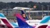 FILE - Sebuah Airbus A320 milik Condor Airlines mendarat di bandara di Hamburg, Jerman, 24 September 2019. Lalu lintas udara dimulai lembali di bandara tersebut pada Senin (9/10), setelah ada ancaman melalui email terhadap pesawat Iran yang mendarat di sana.