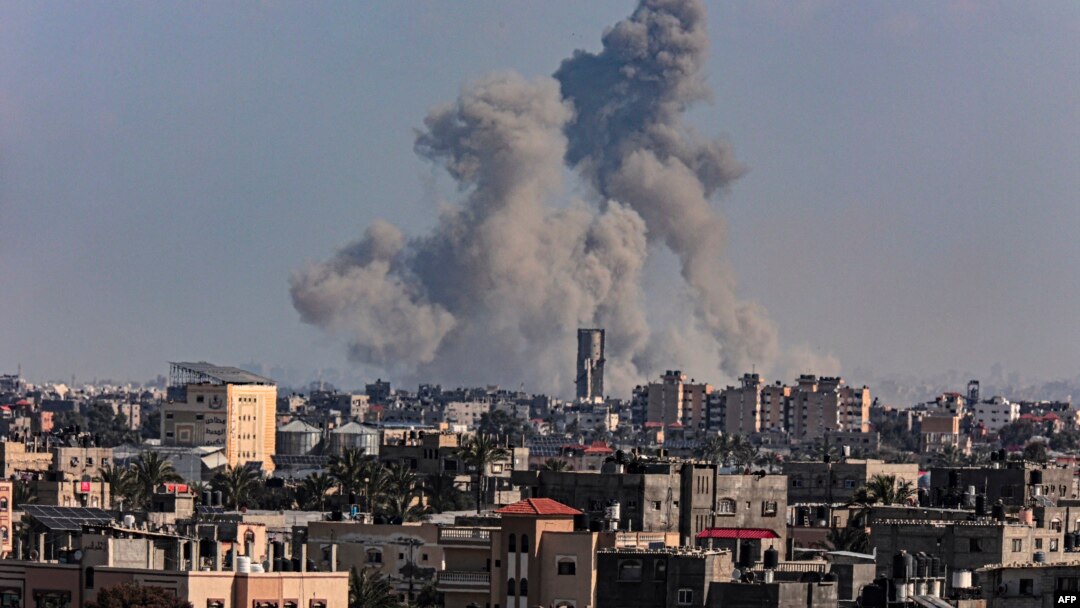 Dim se nadvija nad Kan Junisom u južnom pojasu Gaze tokom izraelskog bombardovanja 11. marta 2024. godine