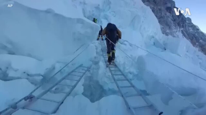 Lapisan es Gunung Everest mencair