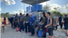 在巴拿馬聖文森(San Vicenter)移民接收點，走出雨林的中國走線移民正在排隊等巴士。 他們中不少帶著孩子一家人走線。 巴拿馬政府組織的由私人營運的大巴將把他們送往哥斯達黎加。