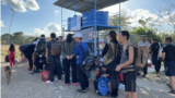 在巴拿马圣文森特(San Vicenter)移民接收点，走出雨林的中国走线移民正在排队等大巴。他们中不少带着孩子一家人走线。巴拿马政府组织的由私人运营的大巴将把他们送往哥斯达黎加。