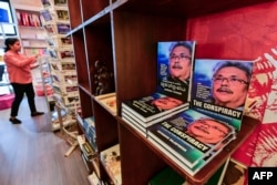 Salinan buku 'The Conspiracy' yang ditulis oleh presiden terguling Sri Lanka Gotabaya Rajapaksa, dipajang di toko buku di Kolombo, 7 Maret 2024. (Ishara S.KODIKARA/AFP)