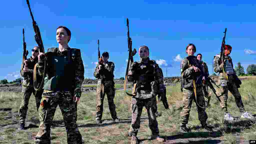 Para kadet wanita Ukraina, mengenakan seragam militer baru yang dirancang khusus untuk kadet perempuan, menghadiri acara di pinggiran ibu kota Kyiv. (AFP)&nbsp;