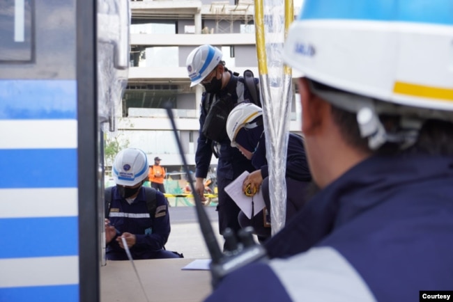 Petugas tengah memeriksa kesiapan Angkutan Kereta Api Otonom (ART) sebelum diuji coba oleh teknisi Kementerian Perhubungan. (Courtesy: Kementerian Perhubungan Indonesia)