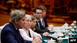 Utusan Iklim AS John Kerry (kiri) menghadiri pertemuan dengan Direktur Kantor Komisi Urusan Luar Negeri Komite Sentral Partai Komunis China Wang Yi di Aula Besar Rakyat di Beijing, 18 Juli 2023. (Foto: AFP )