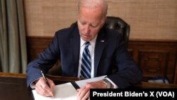 លោក Biden បាន​បង្ហោះ​រូបថត​លោក​ចុះ​ហត្ថលេខា​លើ​ច្បាប់​​ថរិកា​ដើម្បី​បញ្ចៀស​ការ​បិទ​ដំណើរការ​រដ្ឋាភិបាល​កាលពី​យប់​ថ្ងៃ​សៅរ៍​នៅ​លើ​បណ្តាញ​សង្គម​អនឡាញ X។ (@POTUS / X)