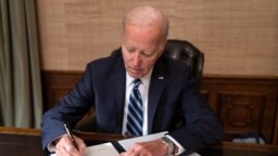Presiden Joe Biden menandatangani rancangan undang-undang jangka pendek menjadi UU hari Sabtu (30/9) untuk mendanai pemerintah AS hingga pertengahan November dan menghindari penutupan pemerintahan.