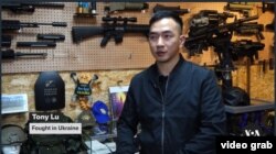 Tony Lu, tiga bulan berperang di Ukraina. (VOA/videograb)