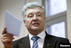 ARCHIVO - El expresidente ucraniano Petro Poroshenko, sospechoso de alta traición al financiar a separatistas prorrusos en el este de Ucrania mientras estuvo en el cargo (2014-2015) habla durante una audiencia judicial en Kiev, Ucrania, el 17 de enero de 2022.