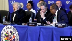 El Secretario de Estado de Estados Unidos, Antony Blinken (centro), se reúne con el Subsecretario de Estado para Asuntos del Hemisferio Occidental, Brian Nichols (der.), durante una reunión la en la sede de la OEA en Washington, el 23 de junio de 2023.