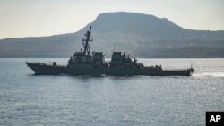 这是美国军舰卡尼号(USS Carney)导弹驱逐舰。五角大楼表示，2023年12月3日星期日，这艘美国军舰和多艘商船在红海遭到攻击，这可能标志着与以色列-哈马斯战争有关的一系列中东海上袭击的重大升级。（美联社图片） 