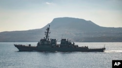 Kapal Perusak milik Amerika Serikat USS Carney terlihat berlayar di perairan Souda Bay, Yunani. (Foto: Petty Officer 3rd Class Bill Dodge/U.S. Navy via AP) 