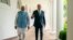Presiden AS Joe Biden (kanan) dan Perdana Menteri India Narendra Modi berjalan bersama di area Gedung Putih, Washington, pada 22 Juni 2023. (Foto: Evan Vucci/Pool/AFP)