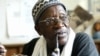 Le réalisateur sénégalais Ousmane Sembene, 82 ans, pose pour une photo dans son bureau à Dakar le 18 février 2005.