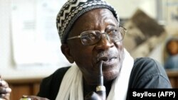 Le réalisateur sénégalais Ousmane Sembene, 82 ans, pose pour une photo dans son bureau à Dakar le 18 février 2005.