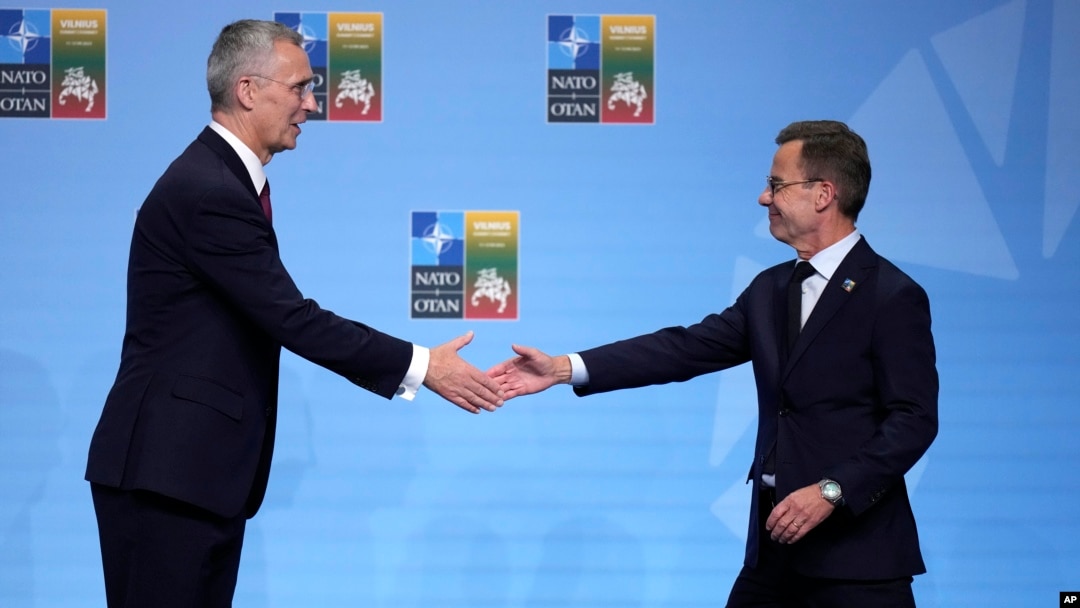 Tổng thư ký NATO Jens Stoltenberg (trái) bắt tay Thủ tướng Thụy Điển Ulf Kristersson tại hội nghị thượng đỉnh NATO ở Lithuania, ngày 11/7/2023. Thụy Điển vừa vượt qua rào cản cuối cùng sau khi quốc hội Hungary phê chuẩn tư cách thành viên của quốc gia Bắc Âu để gia nhập NATO.