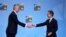 NATO အတွင်းရေးမှူးချုပ် Jens Stoltenberg (ဝဲ) နဲ့ ဆွီဒင် ဝန်ကြီးချုပ် Ulf Kristersson တို့ လစ်သူရေးနီးယားနိုင်ငံ၊ နေတိုးညီလာခံမှာ တွေ့ဆုံကြစဥ်။ (ဇူလိုင် ၁၁၊ ၂၀၂၃) 