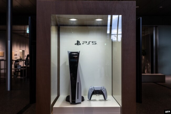 Konsol video game Sony Playstation 5 di kantor pusat perusahaan tersebut di Tokyo, 31 Januari 2023. (Philip FONG / AFP)