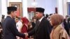 Presiden Joko Widodo berjabat tangan dengan Nawawi Pomolango yang dilantik sebagai Ketua Sementara Komisi Pemberantasan Korupsi (KPK) masa jabatan tahun 2019-2024 di Istana Negara, Senin, 27 November 2023. (Twitter/@jokowi)
