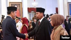 Presiden Joko Widodo berjabat tangan dengan Nawawi Pomolango yang dilantik sebagai Ketua Sementara Komisi Pemberantasan Korupsi (KPK) masa jabatan tahun 2019-2024 di Istana Negara, Senin, 27 November 2023. (Twitter/@jokowi)
