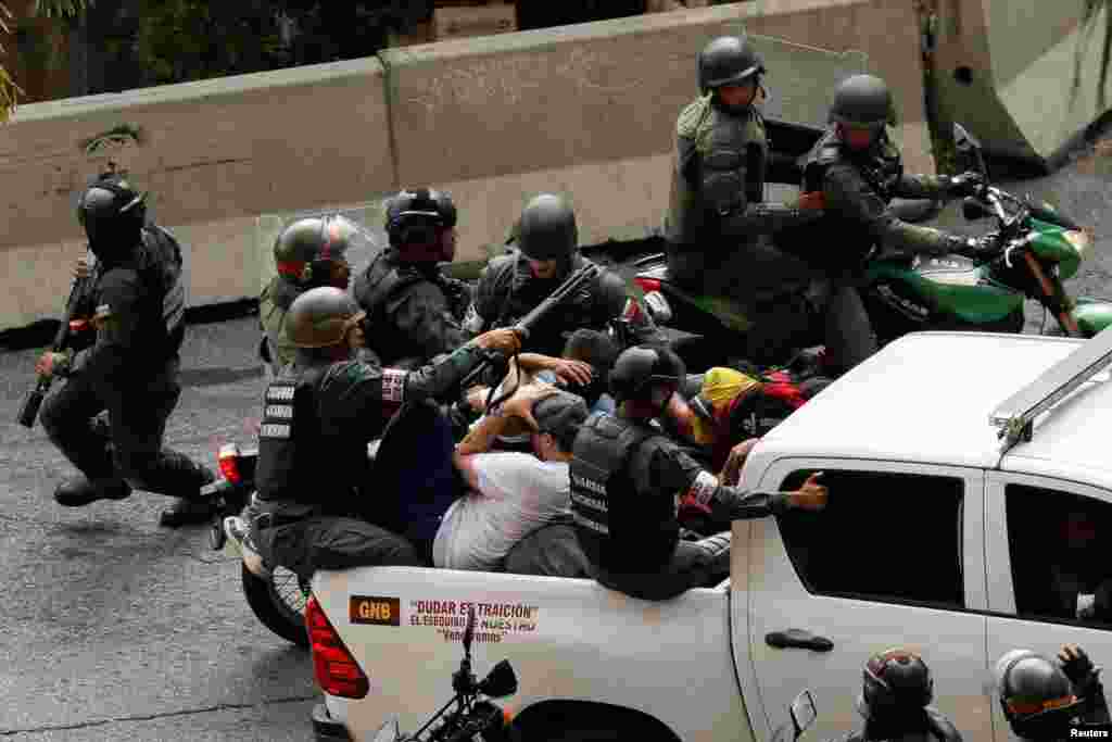 Guardia Nacional Bolivariana detiene a manifestantes mientras la gente se reúne para protestar en Caracas, el 30 de julio de 2024.