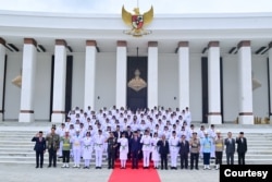 Anggota Paskibraka berfoto bersama usai upacara pengukuhan oleh Presiden Joko Widodo di Istana Negara, Ibu Kota Nusantara, Kalimantan Timur, Selasa, 13 Agustus 2024. (Courtesy: Setpres RI)