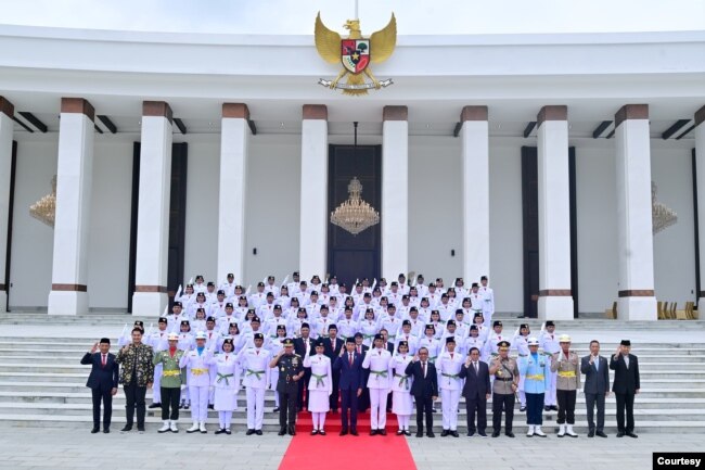 Anggota Paskibraka berfoto bersama usai upacara pengukuhan oleh Presiden Joko Widodo di Istana Negara, Ibu Kota Nusantara, Kalimantan Timur, Selasa, 13 Agustus 2024. (Courtesy: Setpres RI)