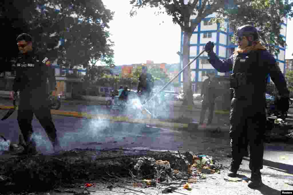 Policía venezolana retira barricada en llamas tras propagación de protestas contra Maduro Caracas, el 30 de julio de 2024.