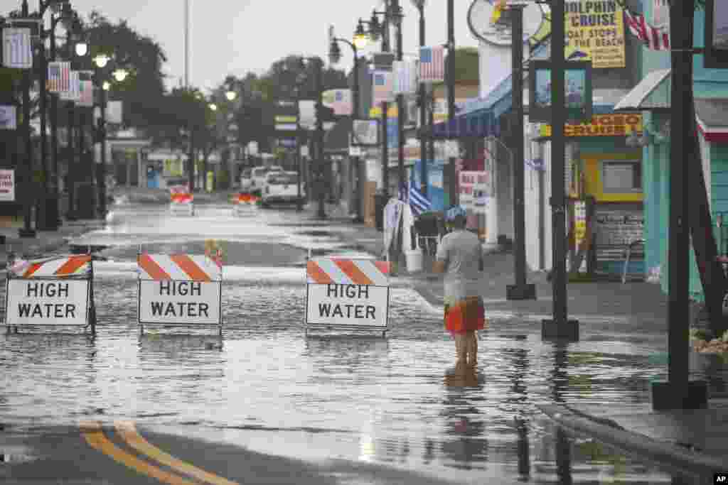 Inundaciones asociadas al huracán Debby bloquean una sección de Dodecanese Blvd en los muelles de esponjas de Tarpon Springs, Florida.