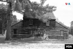 Casa antigua en la comunidad Amish de Nueva Jersey, Estados Unidos, donde visitantes llegan a conocer detalles de una vida diferente. [Fotografía: Ismael Rodríguez/VOA]