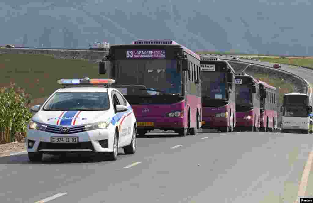 Ermənistanın Azərbaycanla sərhədinə yaxın yerəşən Kornidzor kəndinə avtobuslarla gedən Qarabağ erməniləri. (29 sentyabr, 2023)