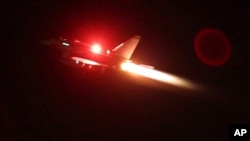 İngiltere Savunma Bakanlığı'nın paylaştığı fotoğrafta Yemen'deki Husiler'e ait hedefleri vurmak üzere Kıbrıs'taki üsten kalkan Typhooon uçağı görülüyor, 11 Ocak 2024.