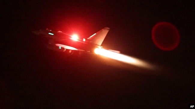 İngiltere Savunma Bakanlığı'nın paylaştığı fotoğrafta Yemen'deki Husiler'e ait hedefleri vurmak üzere Kıbrıs'taki üsten kalkan Typhooon uçağı görülüyor, 11 Ocak 2024.