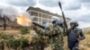 Un officier de police kenyan tire une cartouche de gaz lacrymogène pour disperser des manifestants alors qu'ils se rassemblent pour manifester à Nairobi, le 12 juillet 2023.