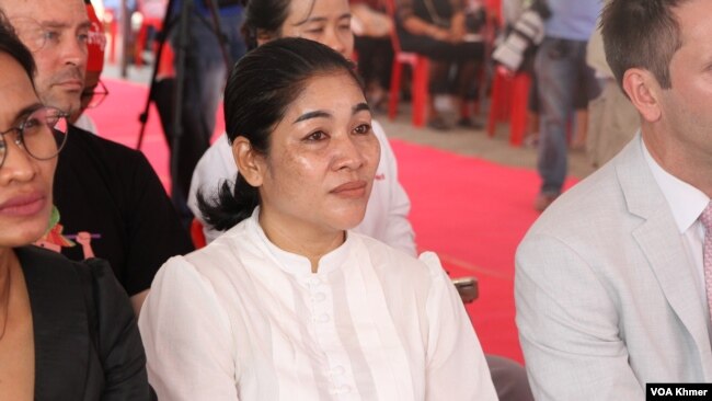 រូបឯកសារ៖ អ្នកស្រី យ៉ាង សុភ័ណ្ឌ ប្រធានសហព័ន្ធសហជីពកម្ពុជា កំពុងអង្គុយស្តាប់ការថ្លែងសុន្ទរកថាក្នុងពិធីអបអរទិវាអន្តរជាតិនារីលើកទី១១៣ នៅទីលានប្រជាធិបតេយ្យ ក្នុងរាជធានីភ្នំពេញ នាថ្ងៃទី៨ ខែមីនា ឆ្នាំ២០២៤។ (ស៊ឹម ចាន់សំណាង/វីអូអេ)