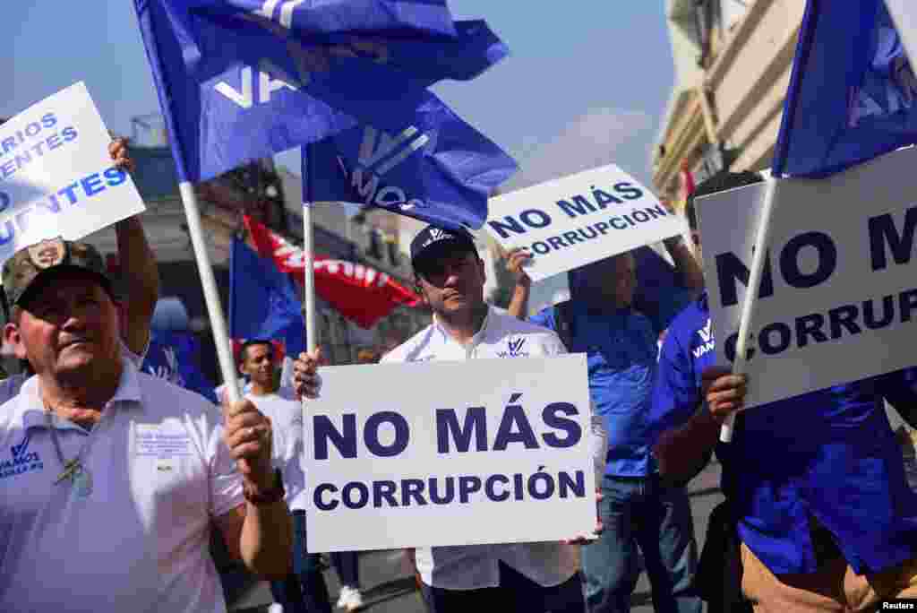 Con carteles de &quot;No más corrupción&quot;, algunos salvadoreños protestaron en conmemoración a los 32 años de los Acuerdos de Paz de Chapultepec.