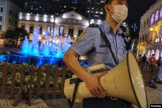 2020年6月4日，澳门出动警力，在往年六四烛光晚会集会场地议事亭广场 进行清场。有市民因展示“六四坦克人”图像遭警方扣查。（崔子钊摄）